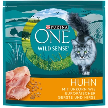 Purina ONE Wild Sense Katzenfutterbeutel mit einer grauen getigerten Katze, rohen Hühnerstücken und dem Text "Huhn mit Urkorn wie europäischer Gerste und Hirse."
