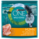 Sac de nourriture pour chats Purina ONE Wild Sense avec un chat tigré gris, des morceaux de poulet cru, et le texte "Huhn mit Urkorn wie europäischer Gerste und Hirse."