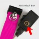 Nahaufnahme eines rosa Haustierhalsbands mit einer ABS-Schaltbox, die einen Netzschalter zeigt, beschriftet mit "ABS Switch Box."