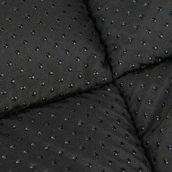 Nahaufnahme eines schwarzen Haustierbettes mit einer strukturierten Oberfläche mit kleinen erhöhten Punkten, die sein weiches und gepolstertes Design zeigt.