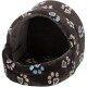 Gemütliches schwarzes Haustier-Höhlenbett mit bunten Pfotenabdruckmustern, mit einem runden Eingang und weichem Innenraum.