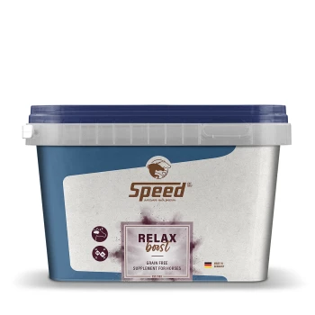 Behälter von "Speed Relax Boost," einem getreidefreien Ergänzungsmittel für Pferde, mit einem blauen Deckel und einem Etikett mit Produktdetails.