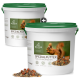 Zwei weiße Eimer mit grünen Deckeln von Wildtier Liebe Spezialfutter Eichhörnchenfutter, mit Nüssen und Samen davor verschüttet.