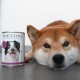 Eine Dose "DOG'S LOVE" Hundefutter mit einem lächelnden schwarz-weißen Hund auf dem Etikett, mit dem Text "feine kost für feine hunde."