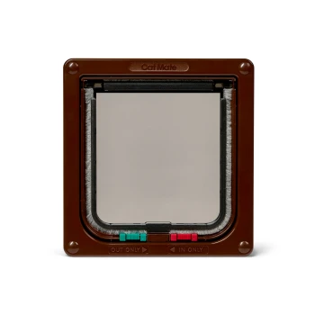 Braune Katzenklappe mit einer transparenten Klappe, mit einem Verriegelungsmechanismus mit roten und grünen Indikatoren, beschriftet mit "CAT MATE."