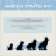 Eine Gruppe in einem Online-Haustiergeschäft mit zwei Hunden. Text: "ES WIRD ERNST. LERN UNS KENNEN" hebt nachhaltige Haustierprodukte aus Dortmund, Deutschland, hervor.