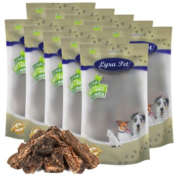 Eine Sammlung von Lyra Haustierfutterbeuteln, die ein natürliches Kraftthema zeigen, mit einem Haufen getrockneter Fleischleckerlis davor.