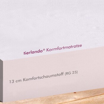 Tierlando Komfortmatratze mit 13 cm Komfortschaum (RG 25), auf einer Holzoberfläche präsentiert.