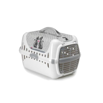 Transporteur pour animaux blanc avec un couvercle décoratif gris présentant des illustrations de chats noirs et des cœurs, conçu pour transporter de petits animaux.