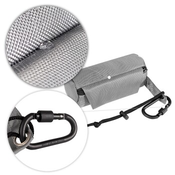 Grauer Abfallbeutelspender für Haustiere mit einem Karabinerclip, ausgestattet mit einem strukturierten Stoff und einem Reißverschlussfach.