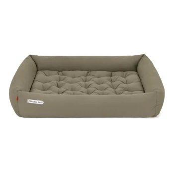 Ein plüschiges, rechteckiges Hundebett in einem weichen taupe Farbton mit gestepptem Design und erhöhten Kanten, mit einem "Doctor Bark" Logo.