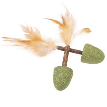 Grünes, eichelförmiges Katzenspielzeug mit braunem Stock und hellbraunen Federn, entworfen für spielerische Interaktion.
