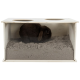Ein braunes Kaninchen sitzt in einem Holzgehege, das mit grauem Sand gefüllt ist und zwei runden Öffnungen oben hat.