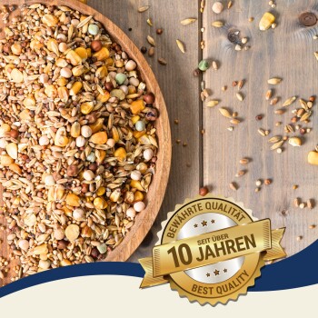 Eine Holzschüssel mit bunten Samen und Körnern, mit verstreuten Samen in der Nähe. Ein Aufkleber liest "Best Quality" und "Bewährte Qualität seit über 10 Jahren."