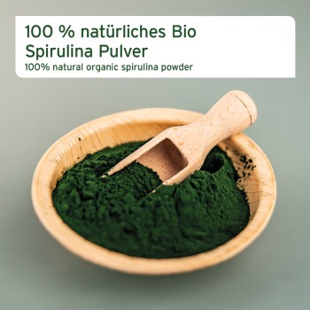 Holzschale mit dunkelgrünem Spirulina-Pulver und Löffel; Etikett: '100% natürliches Bio Spirulina Pulver' und englischer Text.