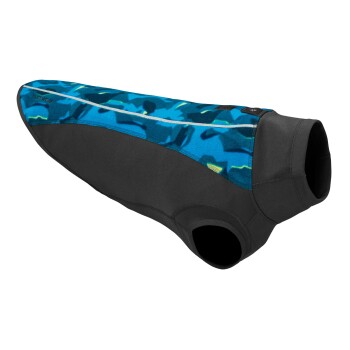 Eine blaue und schwarze Hundejacke mit einem Camouflage-Muster, die eine enge Passform und Öffnungen für die Beine des Hundes hat.