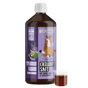 Eine Flasche "Chillout Saft" Haustierergänzung von Tierliebhaber, mit einem rosa Etikett, das Tierikonen zeigt, neben einer kleinen Tasse des Flüssigkeits.