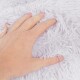 Eine Hand drückt sanft auf eine weiche, flauschige weiße Haustierdecke und zeigt ihre plüschige Textur.
