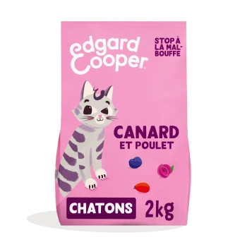 Sac de nourriture pour chats Edgard Cooper pour chatons, avec un chat cartoon joueur, et le texte "CANARD ET POULET" et "2kg" sur un fond rose.