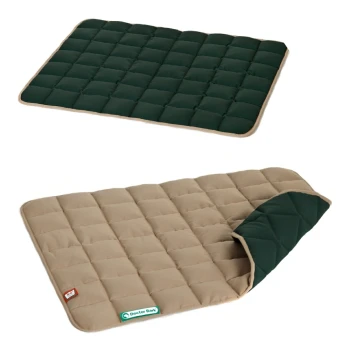 Zwei Haustiermatten werden angezeigt: eine dunkelgrüne, gesteppten Matte oben und eine beige, gesteppten Matte mit einer grünen Unterseite, teilweise umgeklappt.