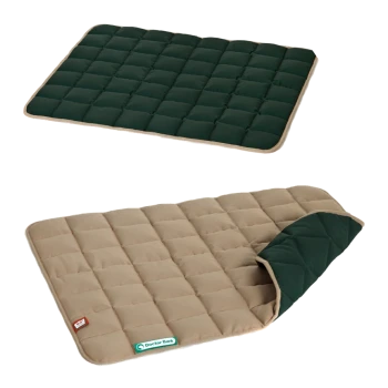 Zwei Haustiermatten werden angezeigt: eine dunkelgrüne, gesteppten Matte oben und eine beige, gesteppten Matte mit einer grünen Unterseite, teilweise umgeklappt.
