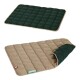 Zwei Haustiermatten werden angezeigt: eine dunkelgrüne, gesteppten Matte oben und eine beige, gesteppten Matte mit einer grünen Unterseite, teilweise umgeklappt.