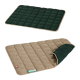 Zwei Haustiermatten werden angezeigt: eine dunkelgrüne, gesteppten Matte oben und eine beige, gesteppten Matte mit einer grünen Unterseite, teilweise umgeklappt.