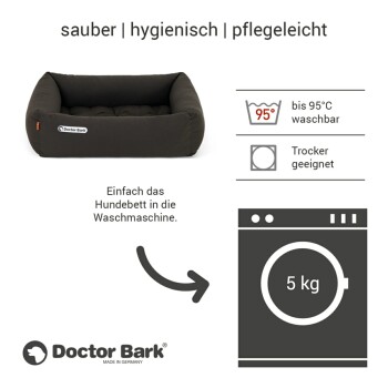 Nahaufnahme eines schwarzen Stoff-Haustierprodukts mit einem Knopfdetail, das das Logo "Doctor Bark" und den Text "MADE IN GERMANY" zeigt.
