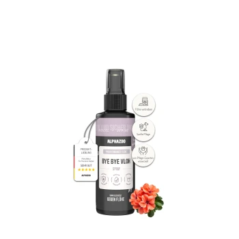 Eine Sprühflasche mit der Aufschrift "ALPHAZOO Force Bye Bye Vloh" für Flohabwehr, mit einer Illustration von Hund und Katze und natürlichen Ölen.