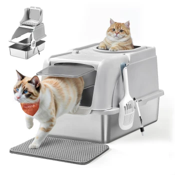 Graue geschlossene Katzentoilette mit Schaufel und Matte; eine getigerte Katze steigt hinaus und eine weitere sitzt in der oberen Öffnung; Halstuch trägt die Aufschrift 'Feandrea'.