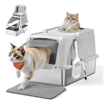 Graue geschlossene Katzentoilette mit Schaufel und Matte; eine getigerte Katze steigt hinaus und eine weitere sitzt in der oberen Öffnung; Halstuch trägt die Aufschrift 'Feandrea'.