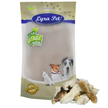 Kaninchenpfoten mit Fell 1 kg Lyra Pet Hundeleckerlis Verpackung mit dem Text "LYRA NATURE POWER" und Bildern von drei Hunden, mit einem Stapel Leckerlis davor.