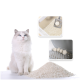 Eine flauschige weiße Katze sitzt neben einem Haufen Katzenstreu, mit Bildern, die Streu-Klumpen und eine Katzenstreuschaufel im Hintergrund zeigen.