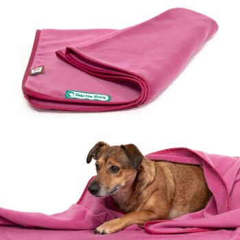 Ein entspannter Hund schläft auf einer weichen rosa Fleece-Decke, mit dem Text 'EXTRA WEICH & KUSCHELIG' und einer Beschreibung der Qualität des Fleece.