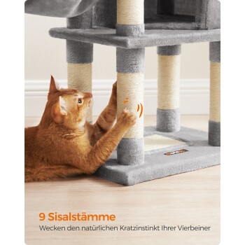 Eine verspielte orange Katze kratzt an einem Sisalpfosten auf einem grauen Katzenbaum, mit Text über die Anregung natürlicher Kratzinstinkte.