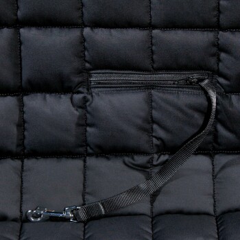 Nahaufnahme einer schwarzen Haustiertragetasche mit einer gesteppten Textur, mit einer Reißverschlusstasche und einem abnehmbaren Riemen mit einem Clip.