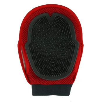 Rote Haustierpflegehandschuhe mit einer strukturierten schwarzen GummOberfläche, entworfen zum Bürsten und Massieren von Haustieren.