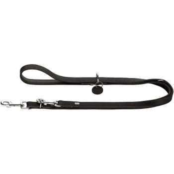 Schwarze Leder-Hundeleine mit einem silbernen Clip und einem Metallring, mit einem kleinen Anhänger mit Hundesilhouette.