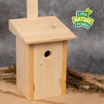 Holzvogelhaus mit schrägem Dach und rundem Eingang, auf einem natürlichen Stoffhintergrund präsentiert, mit einem "Lyra Nature Power" Logo.