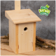 Holzvogelhaus mit schrägem Dach und rundem Eingang, auf einem natürlichen Stoffhintergrund präsentiert, mit einem "Lyra Nature Power" Logo.