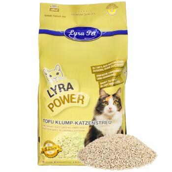 Drei Tüten Lyra Power Tofu Katzenstreu, jeweils 2,5 kg, mit verstreuten Granulaten davor, mit einer Katzengrafik und Text auf Deutsch.