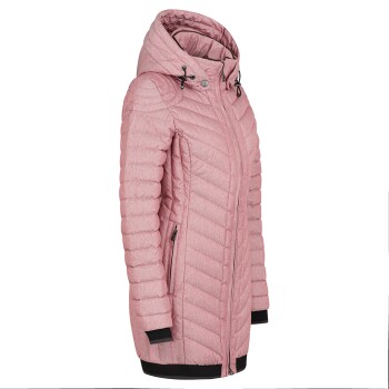 Eine Seitenansicht einer rosa, gesteppten Damenjacke mit Kapuze, ausgestattet mit einem Reißverschluss vorne und schwarzen Bündchen.