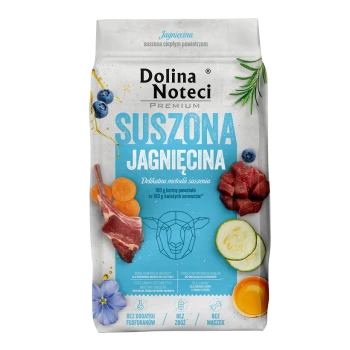 Torba z suszoną karmą dla zwierząt Dolina Noteci Premium z niebieskim napisem "Suszona Jagnięcina" oraz obrazkami jagnięciny, marchewki i borówek.