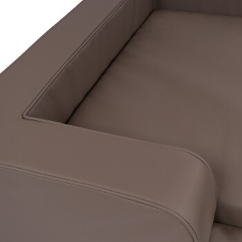 Eine Nahaufnahme eines braunen Hundebetts mit glatter, lederähnlicher Textur und gepolsterten Seiten, entworfen für Komfort.