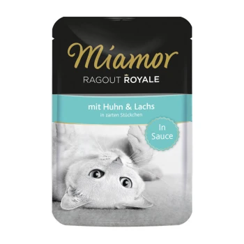 Miamor Ragout Royale Katzenfutterbeutel mit einer verspielten grauen Katze auf der Vorderseite, beschriftet mit "mit Huhn & Lachs in zarten Stückchen" und "In Sauce."