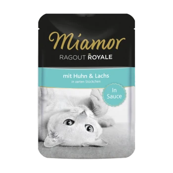 Miamor Ragout Royale Katzenfutterbeutel mit einer verspielten grauen Katze auf der Vorderseite, beschriftet mit "mit Huhn & Lachs in zarten Stückchen" und "In Sauce."