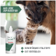 Ein Deutscher Schäferhund schmust mit einer zufriedenen getigerten Katze, während eine Flasche REAVET Algenöl (50ml) im Vordergrund die bioverfügbaren Nährstoffe hervorhebt.