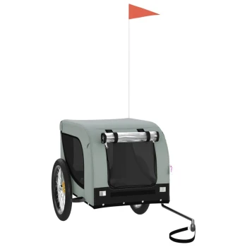 Haustieranhänger in Grau mit einem Netz vorne, zwei Rädern und einer Sicherheitsflagge. Ideal zum Transport von Haustieren.