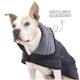 Ein Hund trägt einen gemütlichen, dunkelgrauen Fleece-Mantel mit Kapuze, der eine verstellbare Halsöffnung hat, mit dem Text "VERSTELLBARER HALSAUSSCHNITT" darüber.