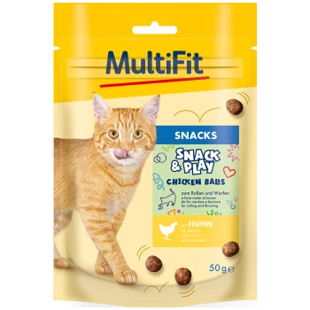 Eine orange getigerte Katze leckt sich die Lippen neben einer Packung MultiFit Snack & Play Hähnchenbällchen, mit verspielten Grafiken und Text.